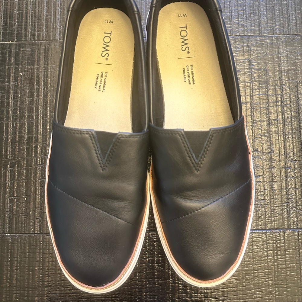 TOMS Women's Classic Black Loafers 👞